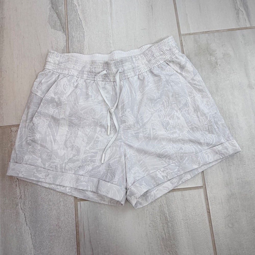 Lululemon Spring Break Away Grey White Wave Print Cuffed Shorts Size 6